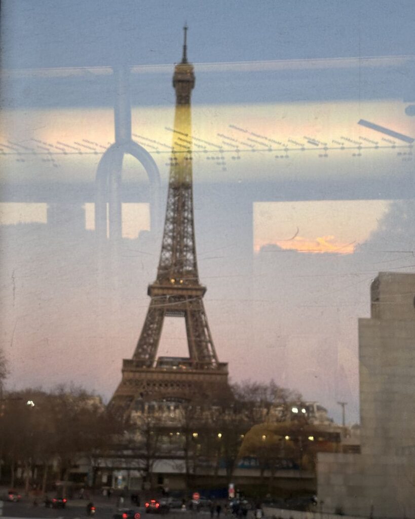 Susy, consulente di viaggio, crea itinerari su misura per weekend romantico a Parigi
